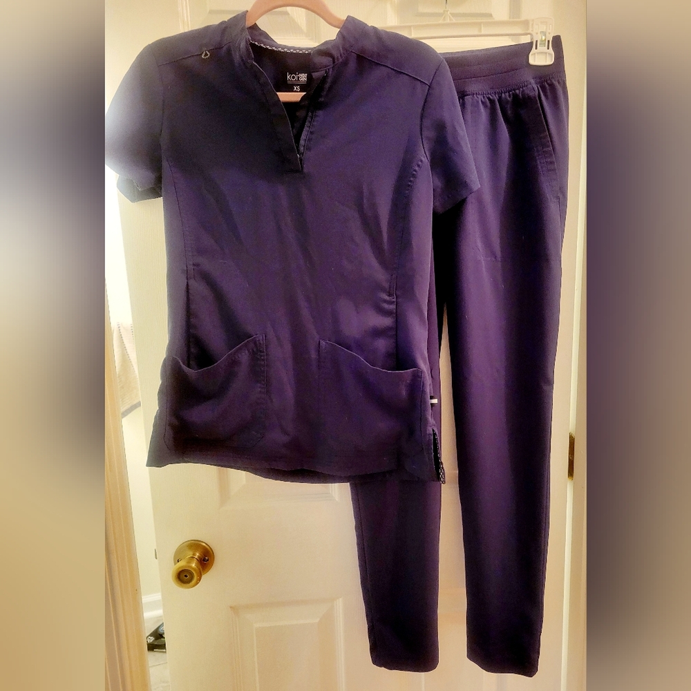Koi Next Gen Scrub Set Navy Size XS NWOT